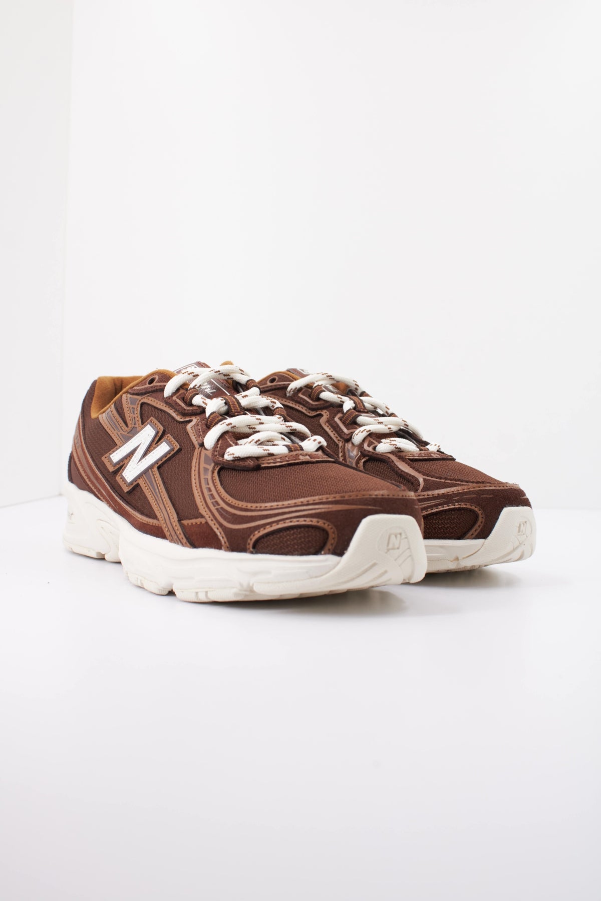 NEW BALANCE U740 7IK en color MARRON (2)