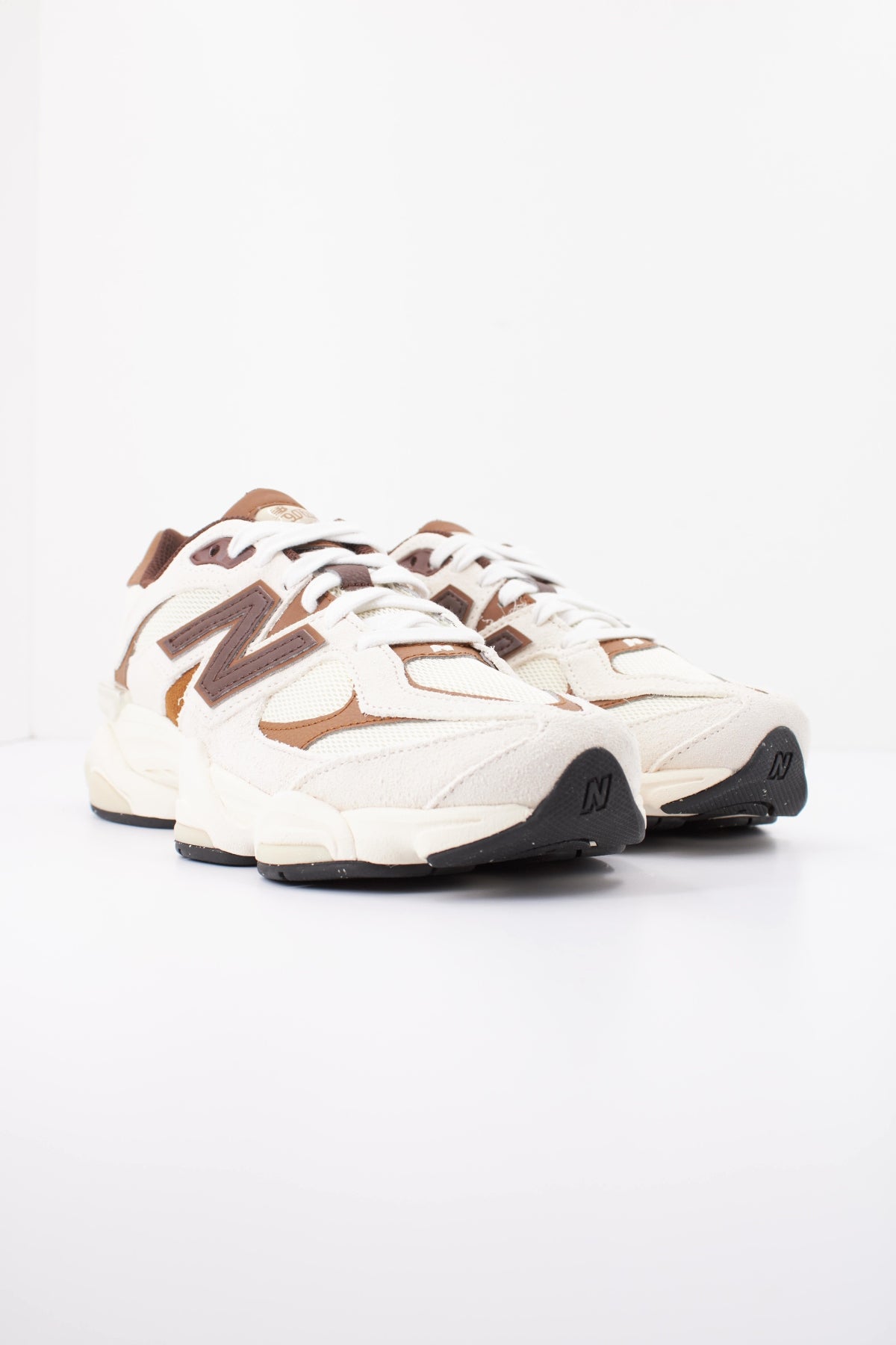NEW BALANCE U9060 3EG  en color BLANCO (2)