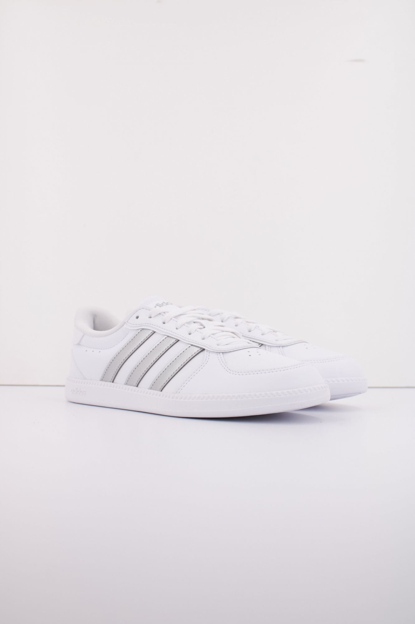 ADIDAS BREAKNET SLEEK en color BLANCO (2)