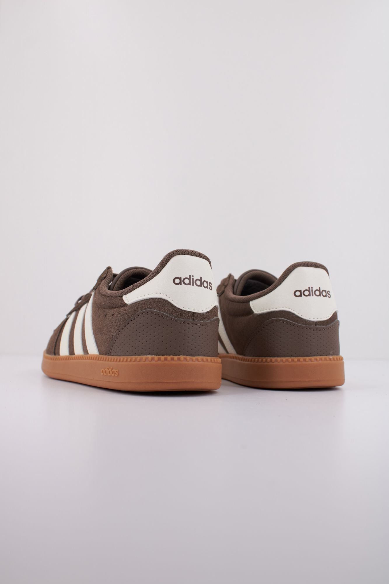 ADIDAS BREAKNET SLEEK en color MARRON (4)