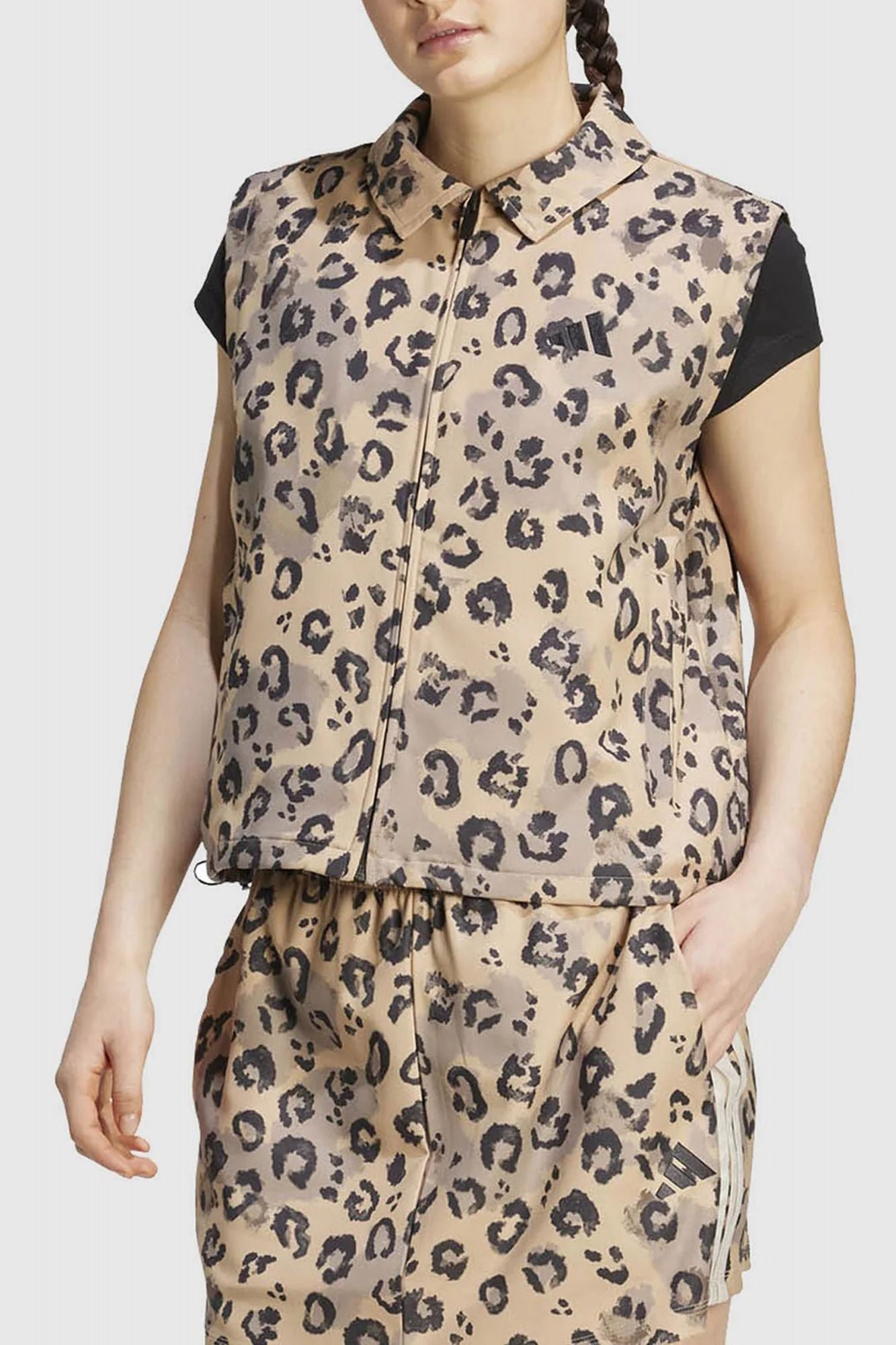 ADIDAS  W AOP VEST  en color ANIMAL PRINT (1)