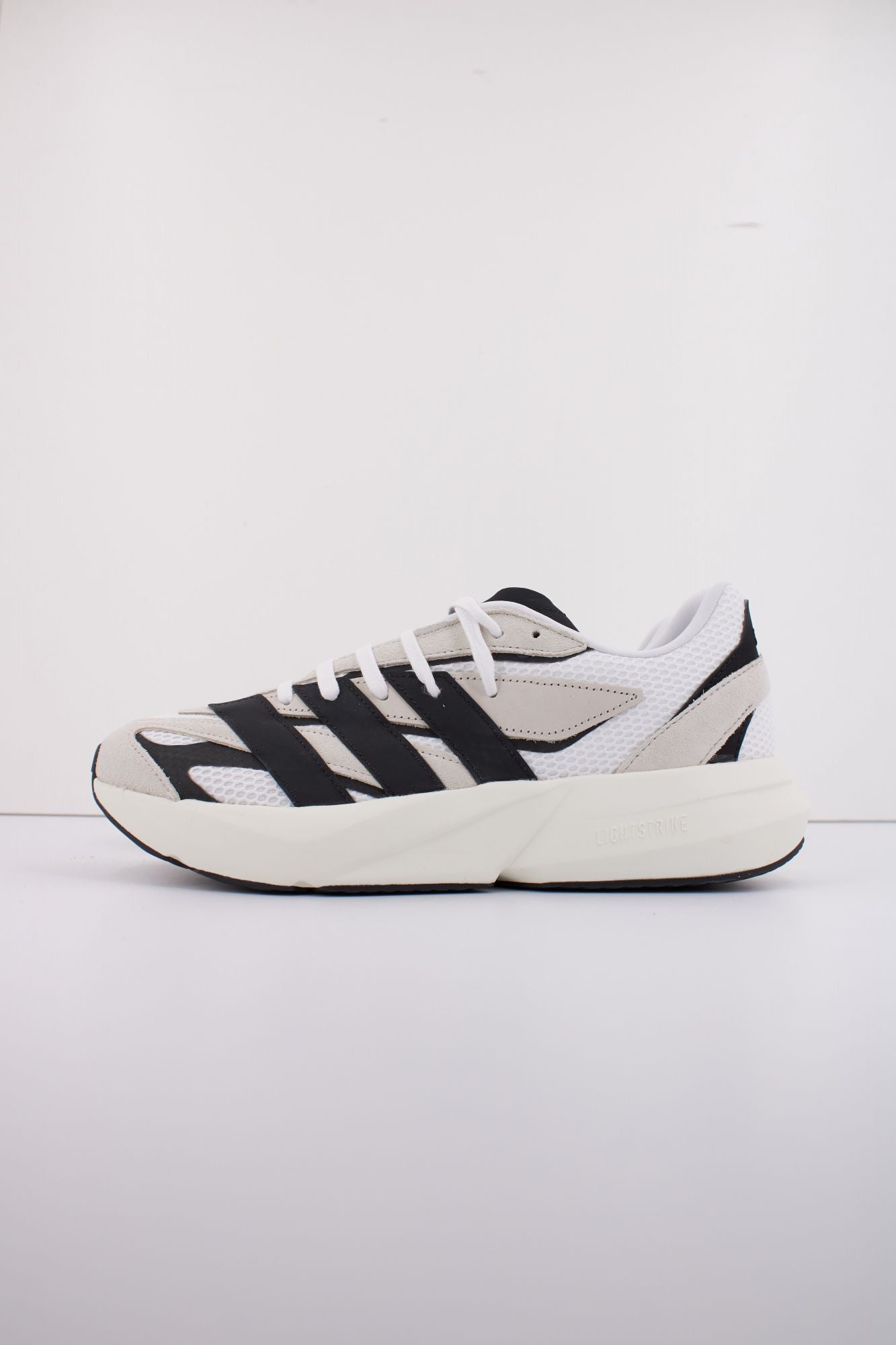 ADIDAS LIGHTBLAZE en color BEIS (1)