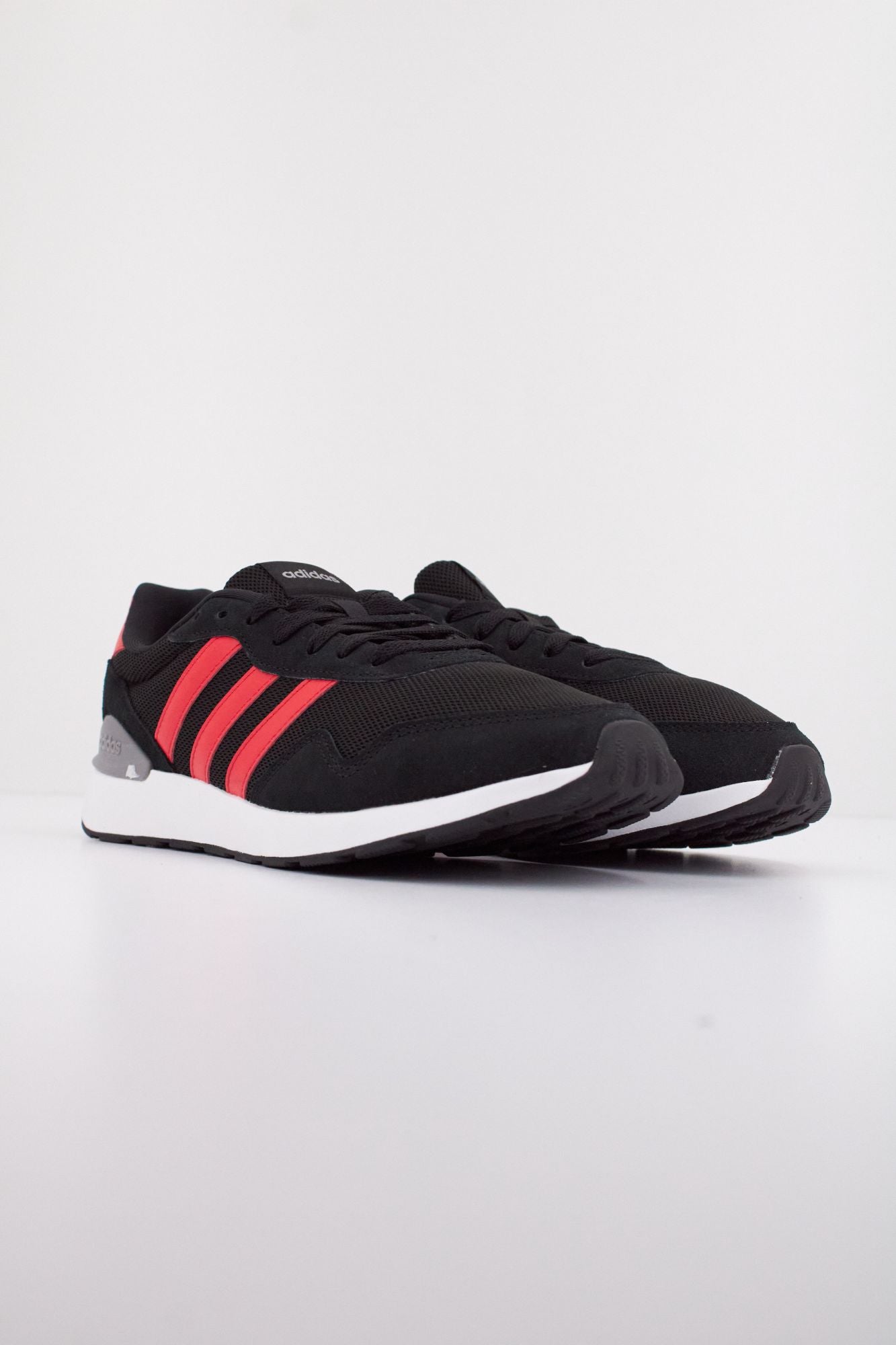 ADIDAS RUN 60s 4.0 en color NEGRO (2)