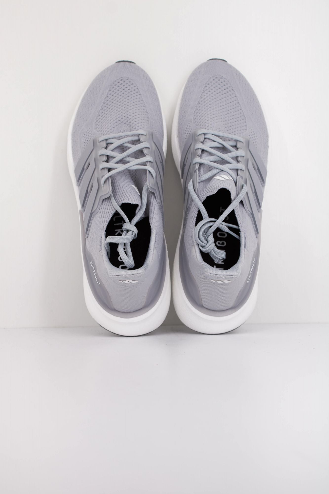 ADIDAS ULTRABOOST 5 en color GRIS (5)