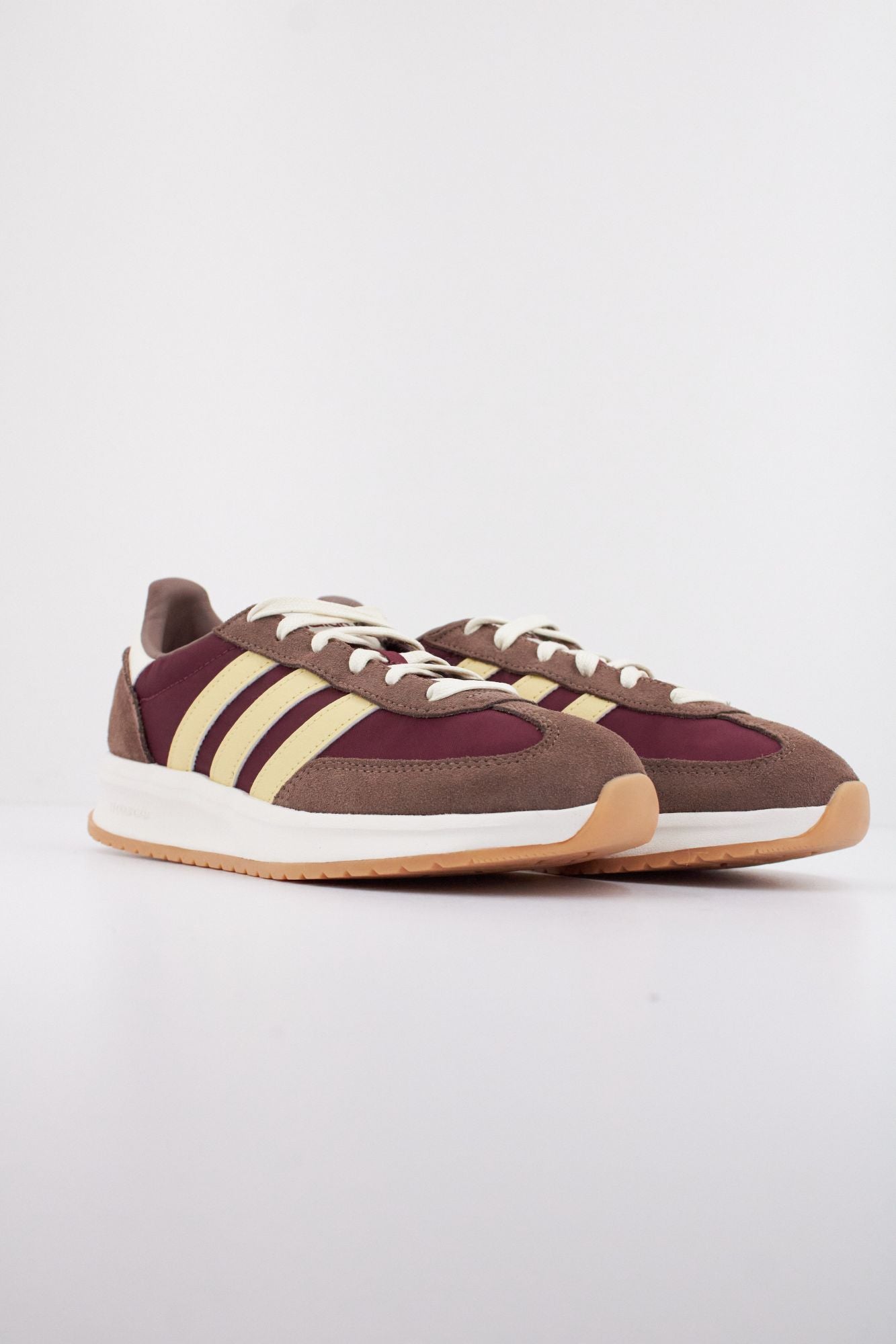 ADIDAS RUN 70s 2.0 en color BURDEOS (2)