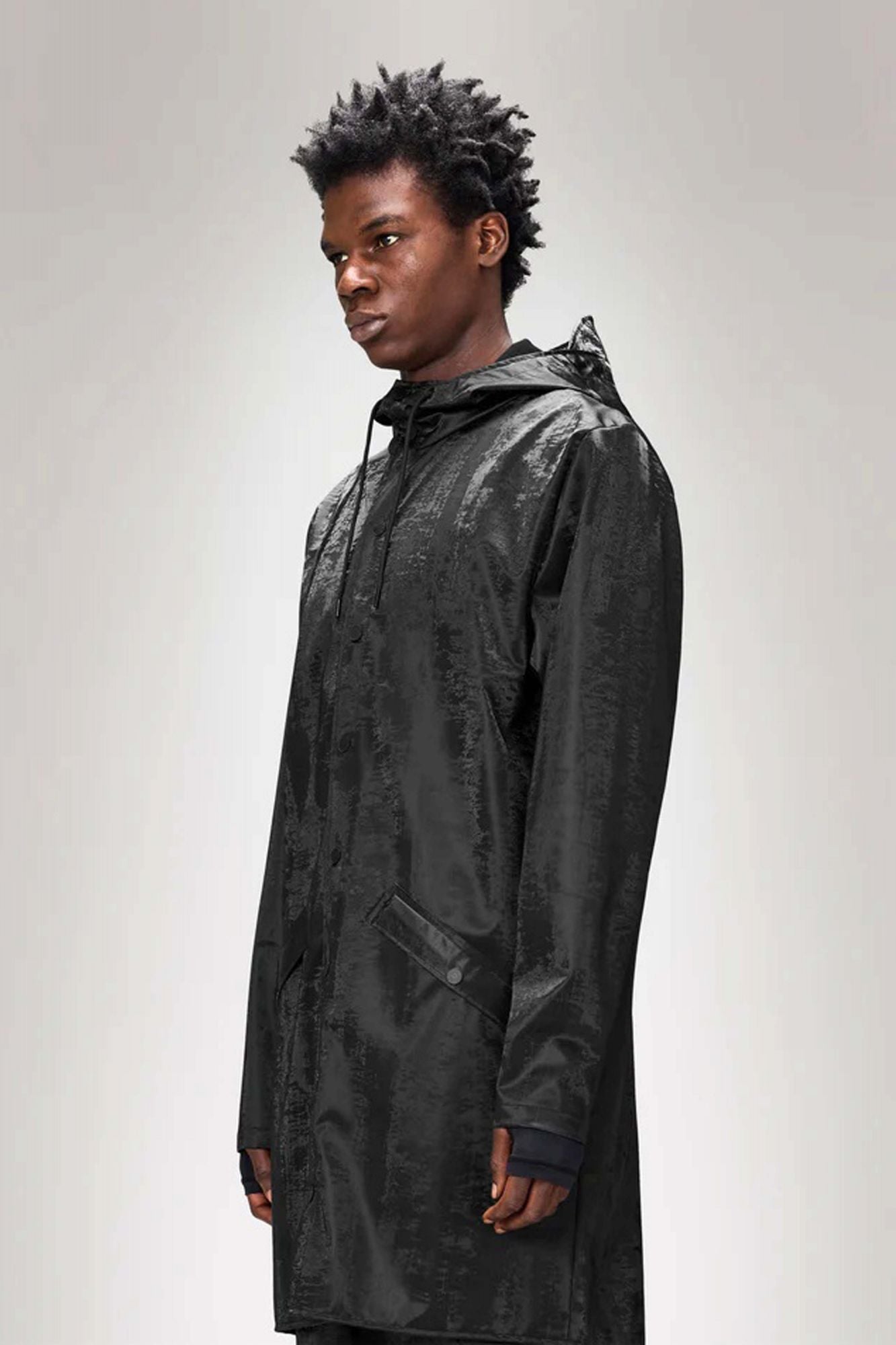 RAINS LONG JACKET W3 en color NEGRO (1)