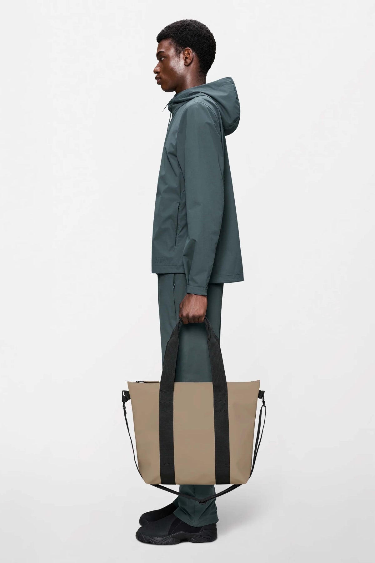 RAINS TOTE BAG MINI W3 en color BEIS (4)