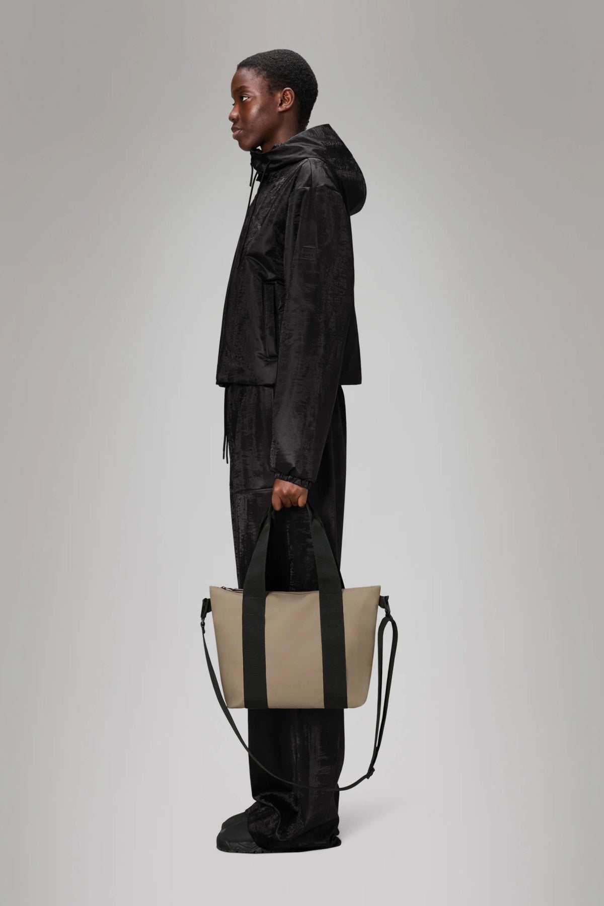 RAINS TOTE BAG MICRO en color BEIS (3)