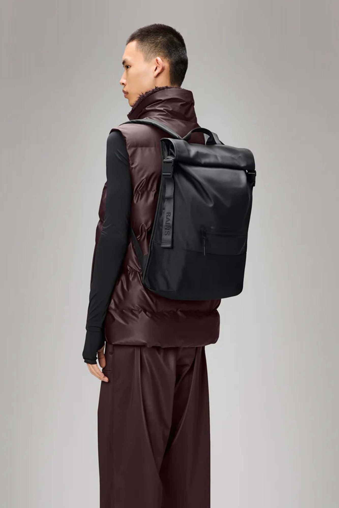 RAINS TRAIL ROLLTOP BACKPACK W3 en color NEGRO (3)