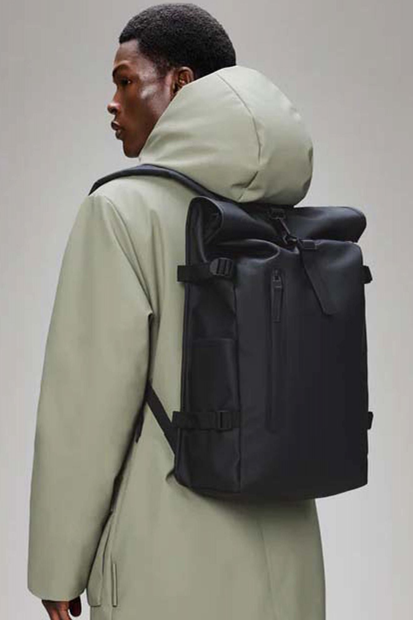 RAINS ROLLTOP RUCKSACK W3 en color NEGRO (4)