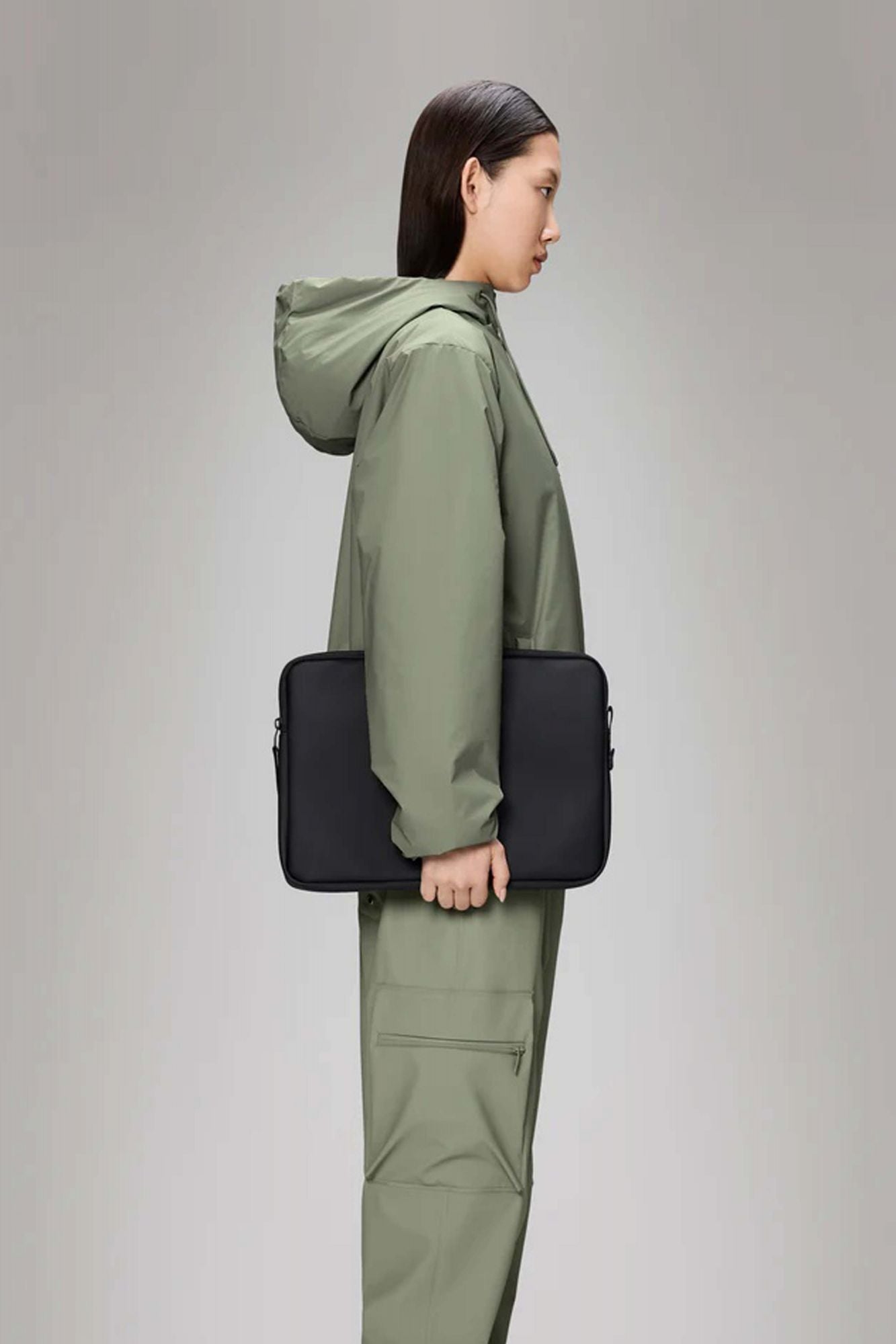 RAINS TRAIL LAPTOP CASE en color NEGRO (3)