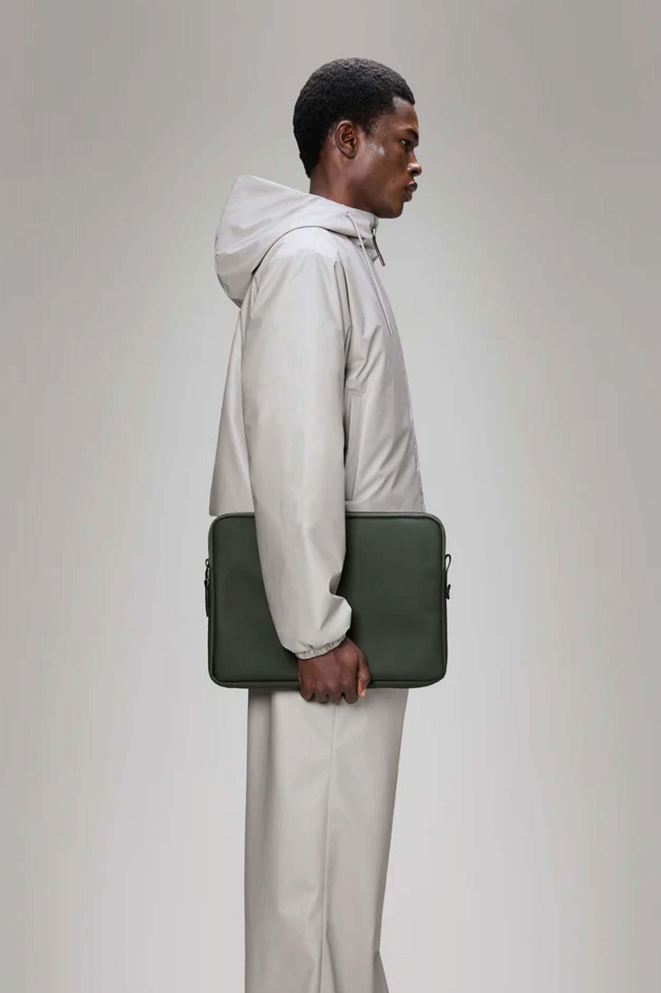 RAINS TRAIL LAPTOP CASE en color VERDE (2)