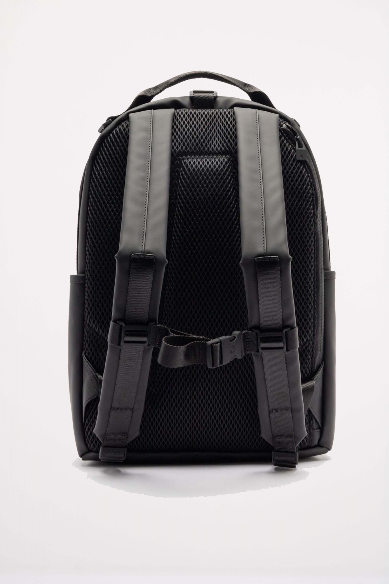 RAINS CLIP FRONT BACKPACK W3 en color NEGRO (2)