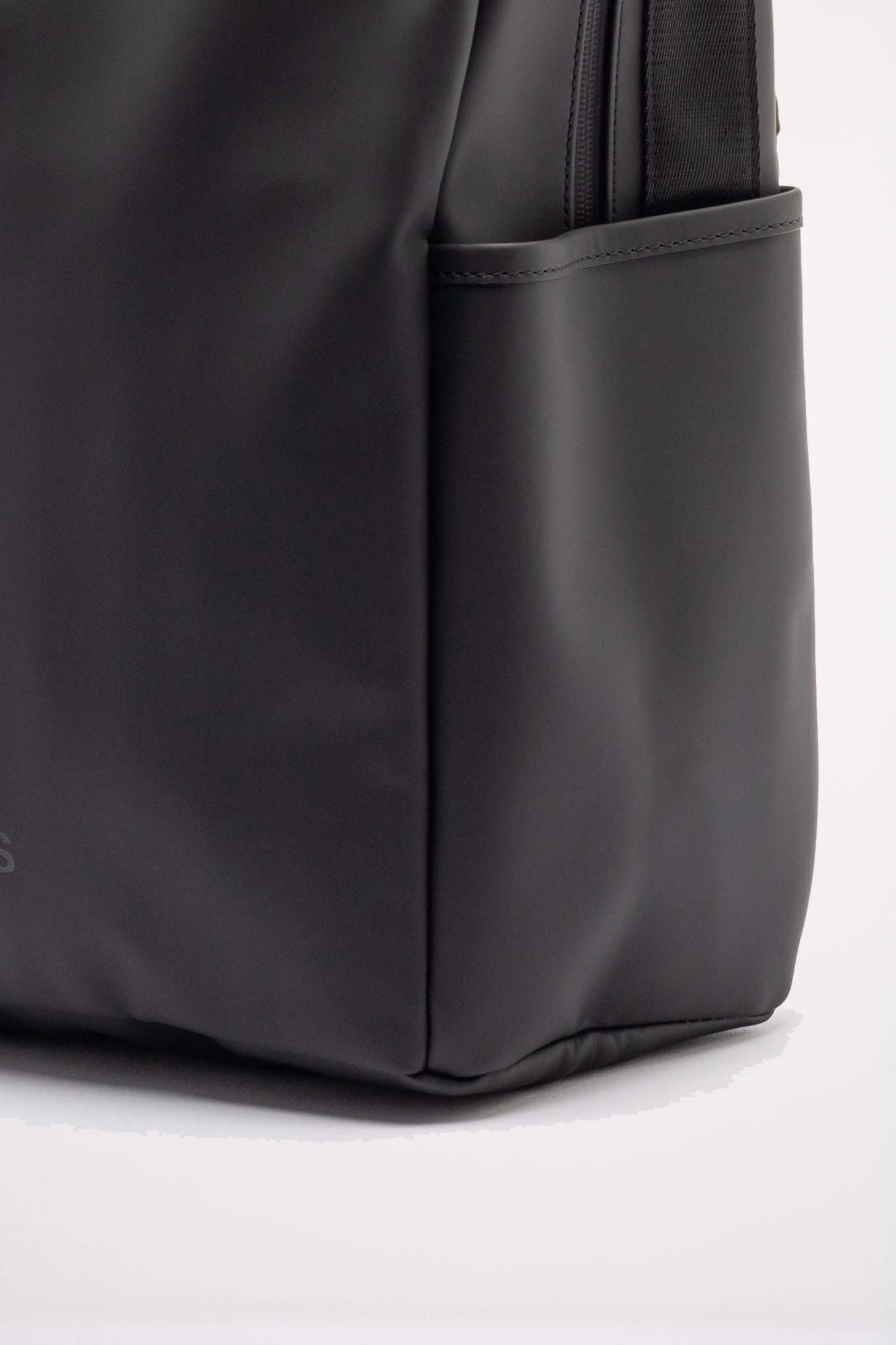 RAINS CLIP FRONT BACKPACK W3 en color NEGRO (3)