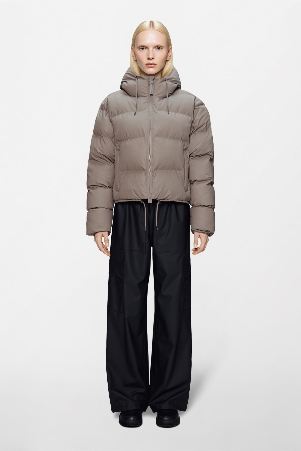 RAINS 15150R ALTA SHORT PUFFER JACKET W3T en color BEIS (1)