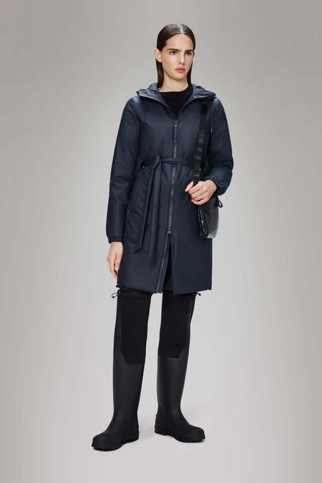 RAINS LOHJA LONG INSULATED CURVE J en color AZUL (4)