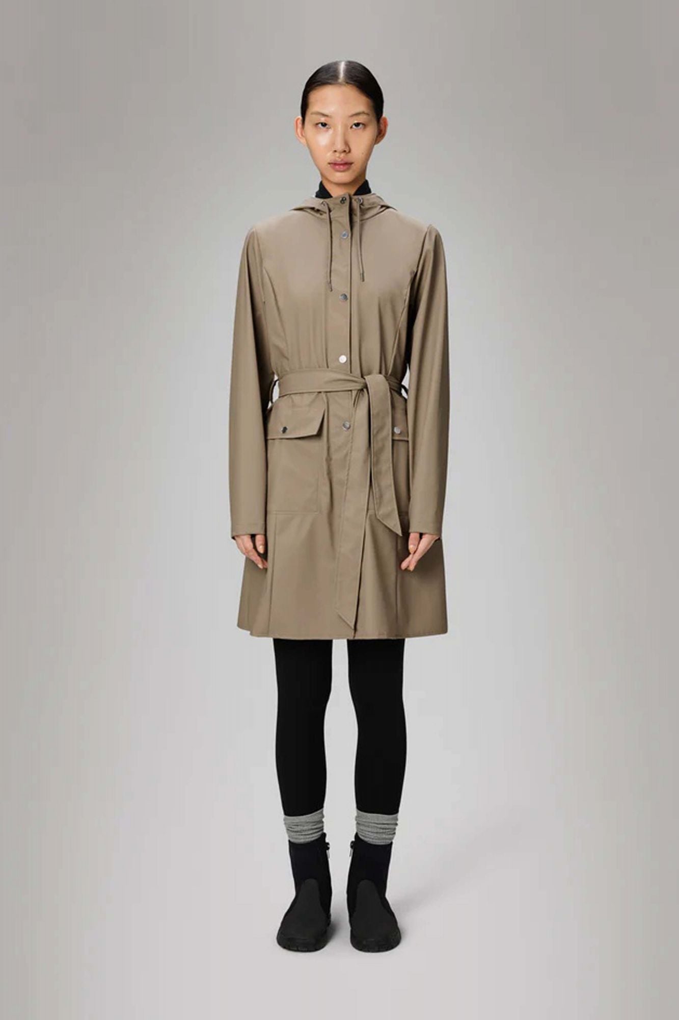 RAINS CURVE LONG JACKET W3 en color BEIS (4)