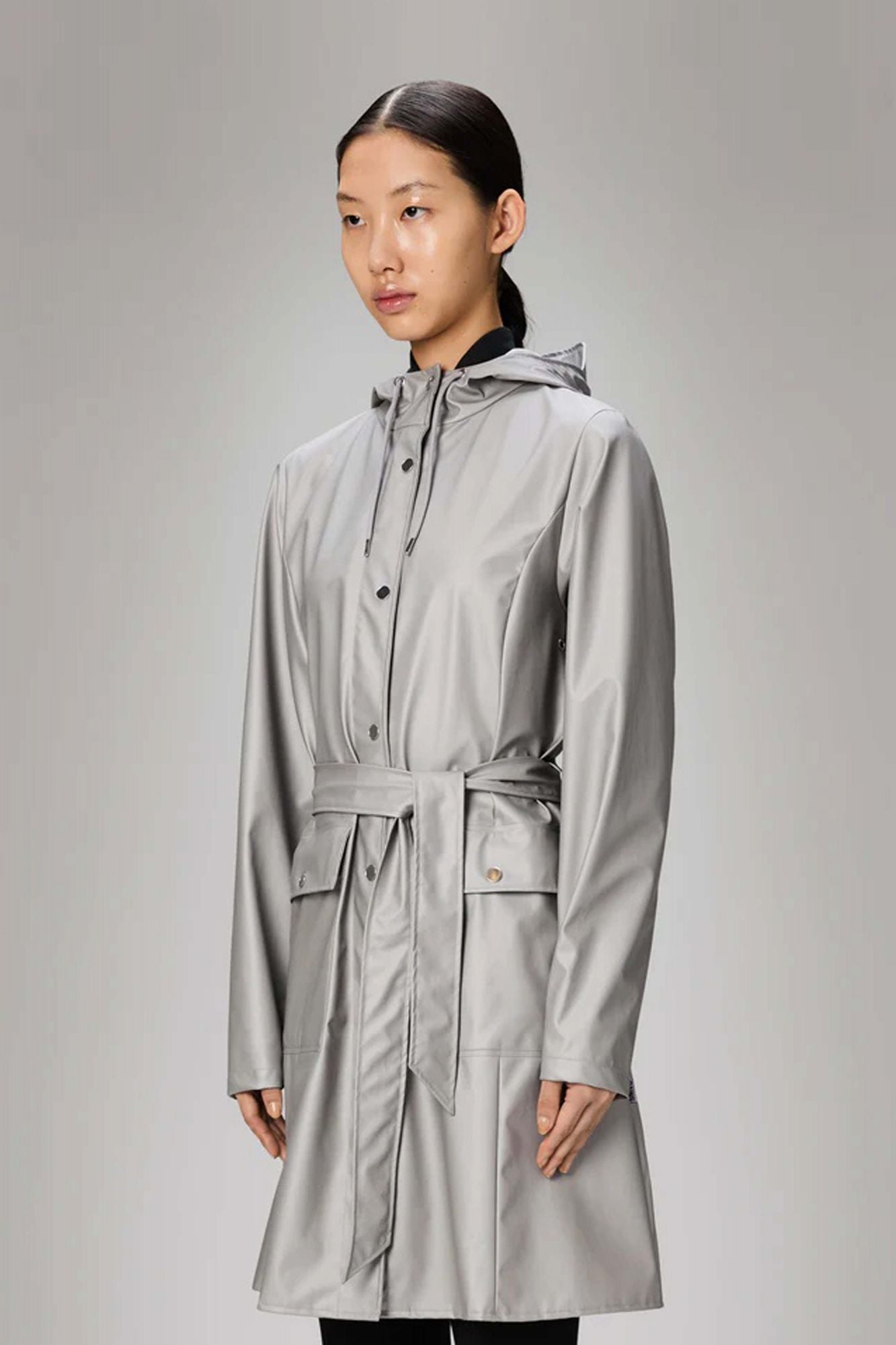 RAINS CURVE LONG JACKET W3 en color GRIS (1)