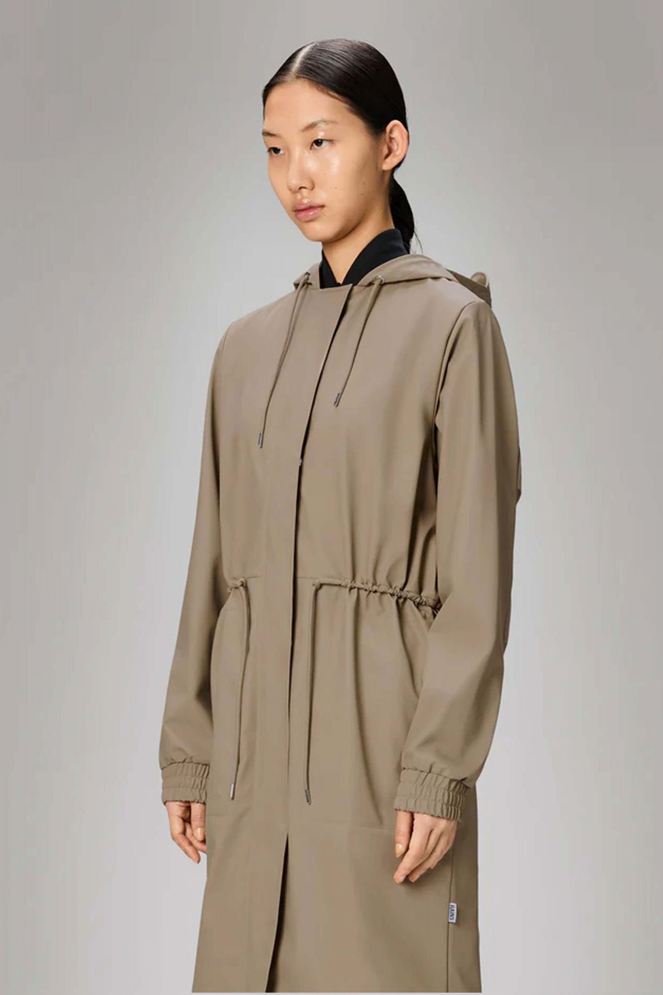 RAINS STRING W PARKA W3 en color BEIS (1)