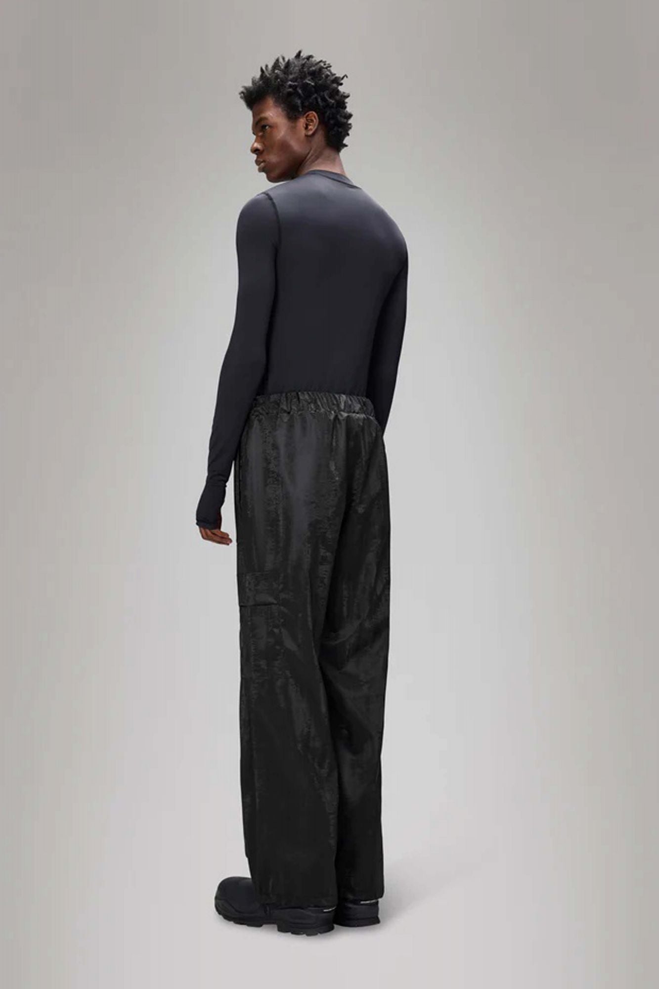 RAINS CARGO RAIN PANTS WIDE W3 en color NEGRO (3)
