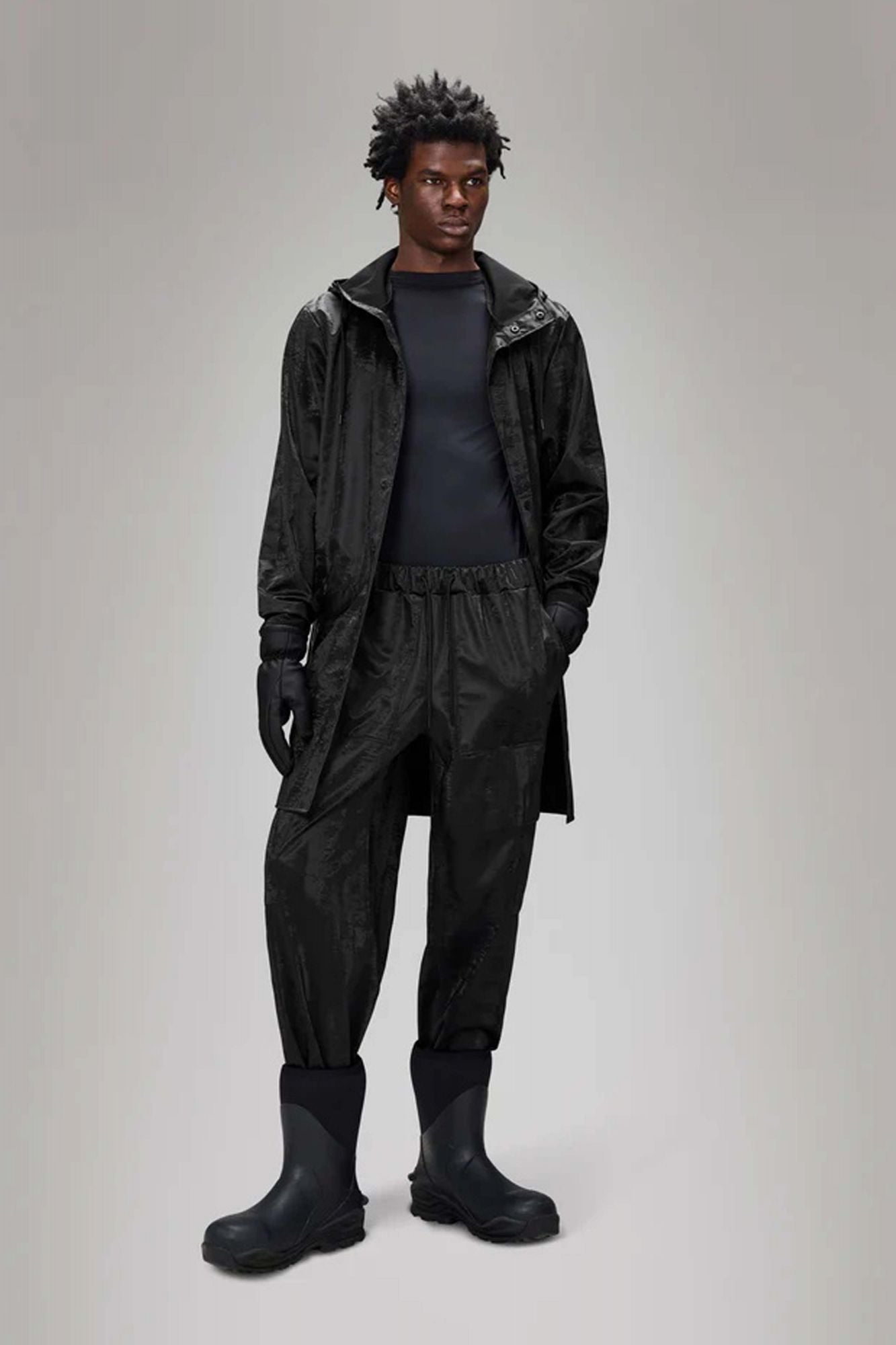 RAINS CARGO RAIN PANTS WIDE W3 en color NEGRO (4)