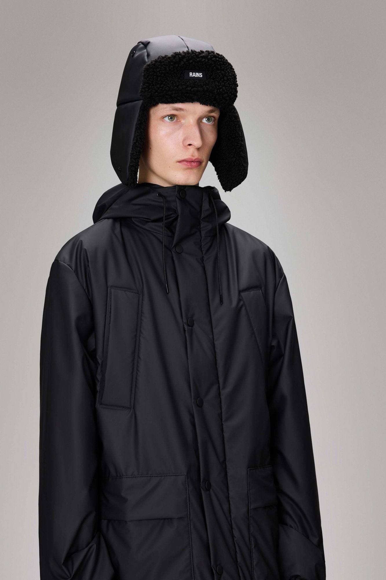 RAINS  FLEECE TRAPPER HAT W2T3  en color NEGRO (5)