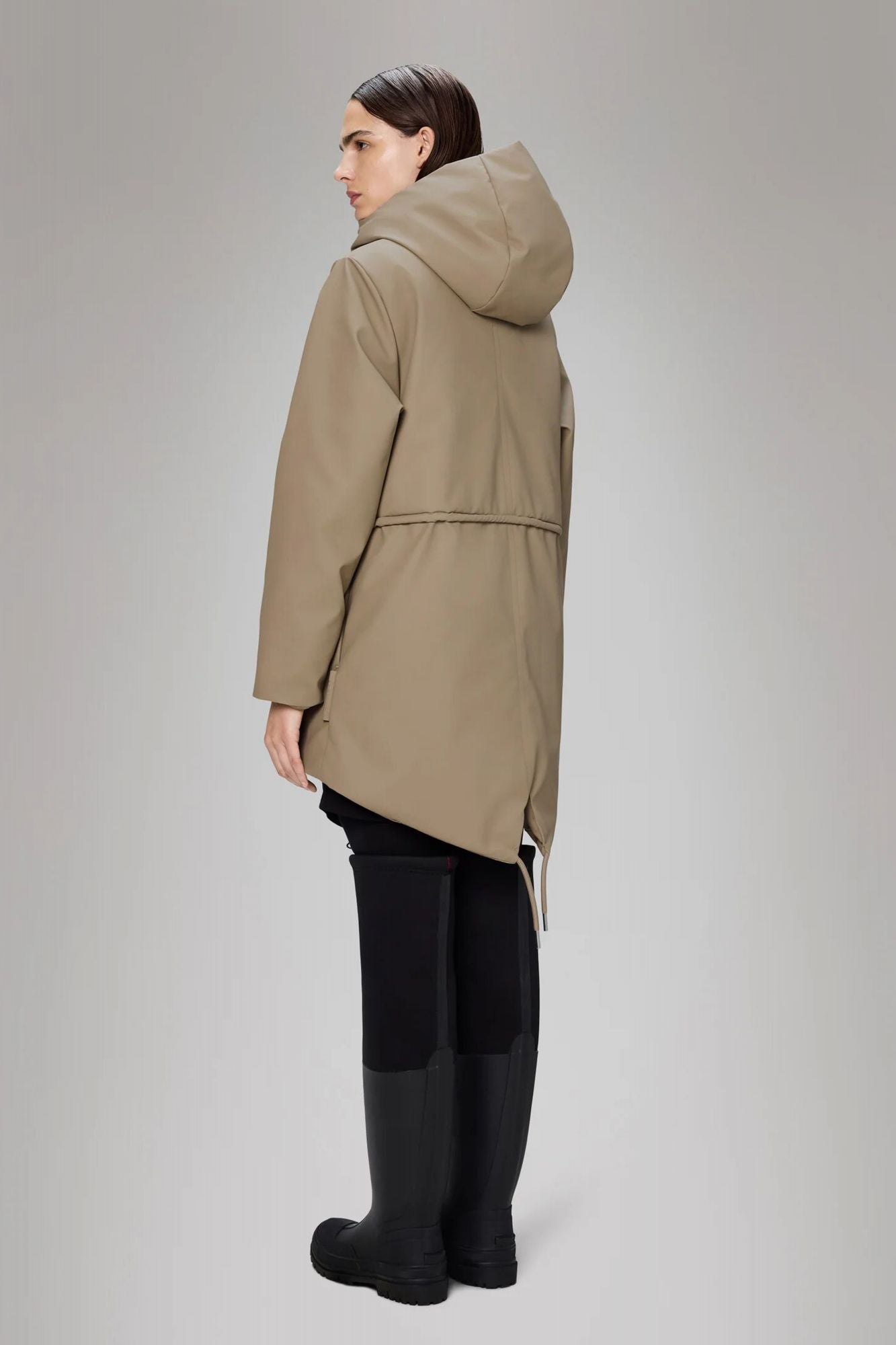 RAINS NOME SHORT W PARKA W3T3 en color BEIS (3)