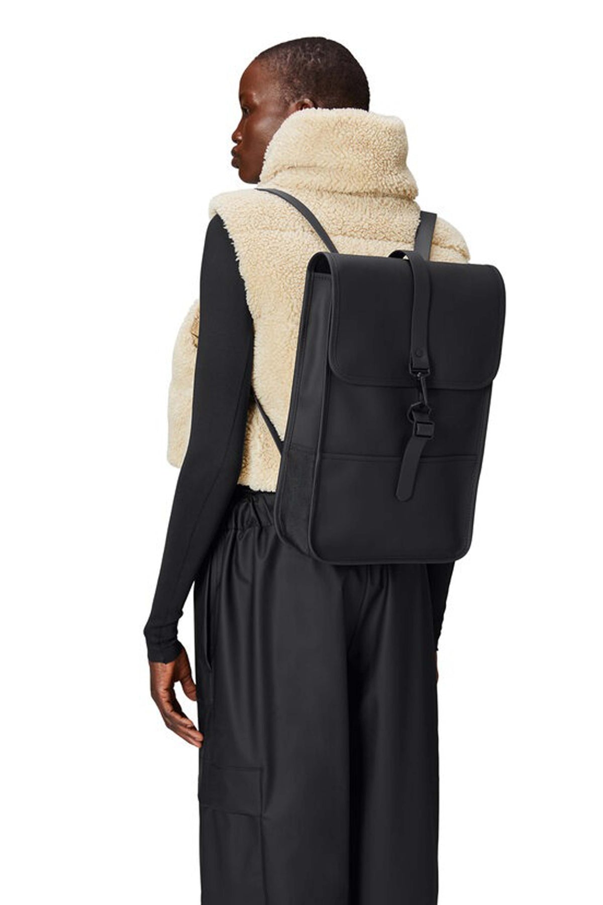 RAINS  BACKPACK MINI W3 en color NEGRO (1)