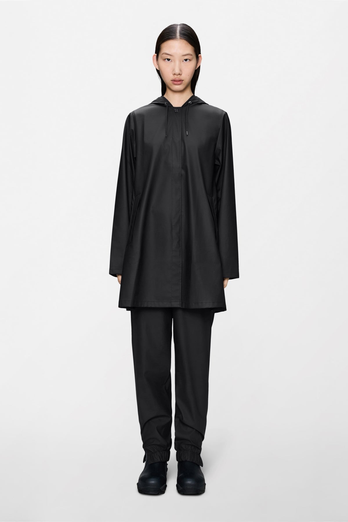 RAINS LINE JACKET W3 en color NEGRO (1)