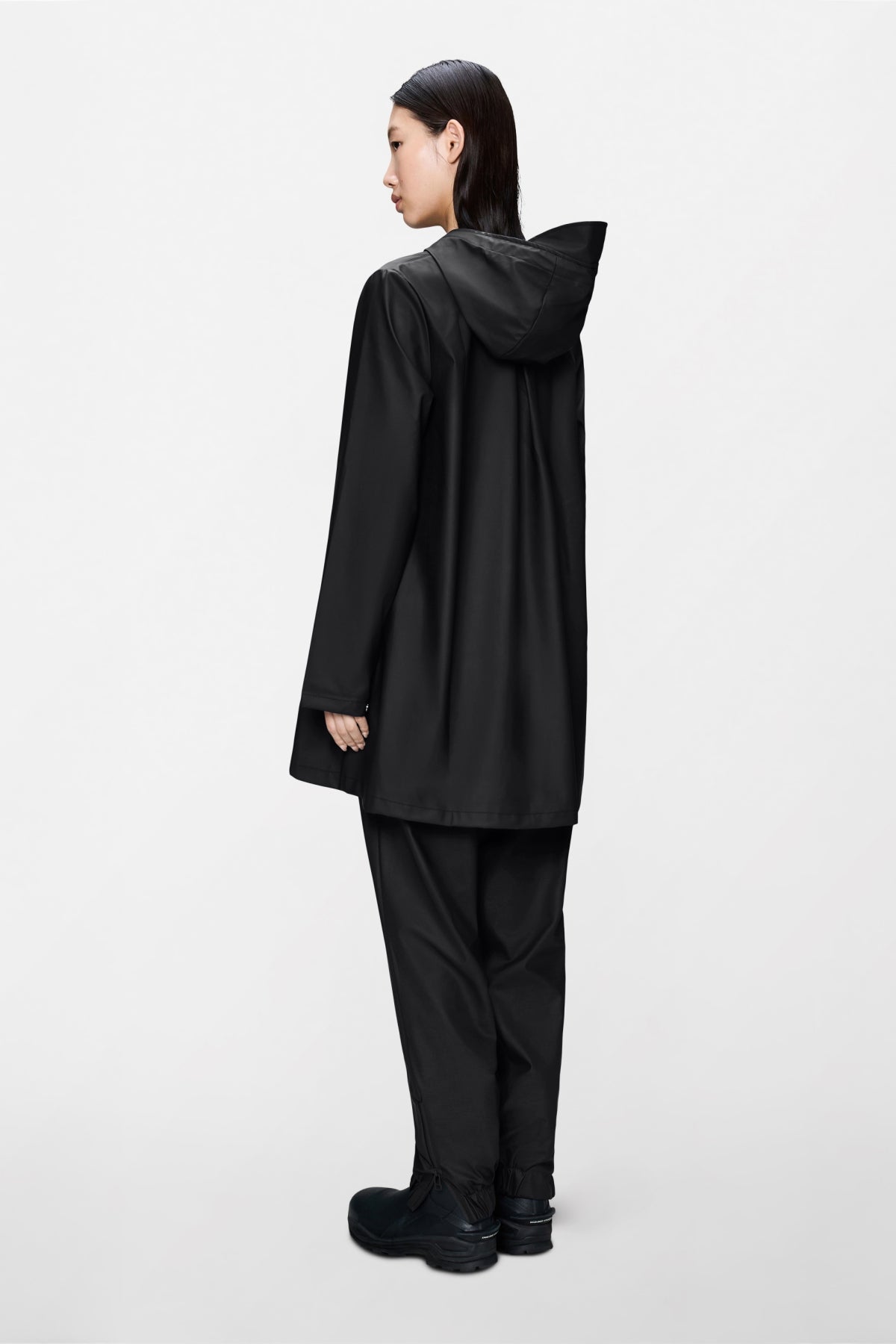 RAINS 18050R LINE JACKET W3 en color NEGRO (2)