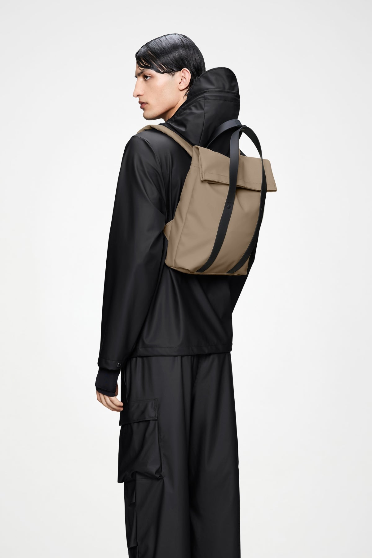 RAINS TOTE BACKPACK MINI W3 en color NEGRO (4)