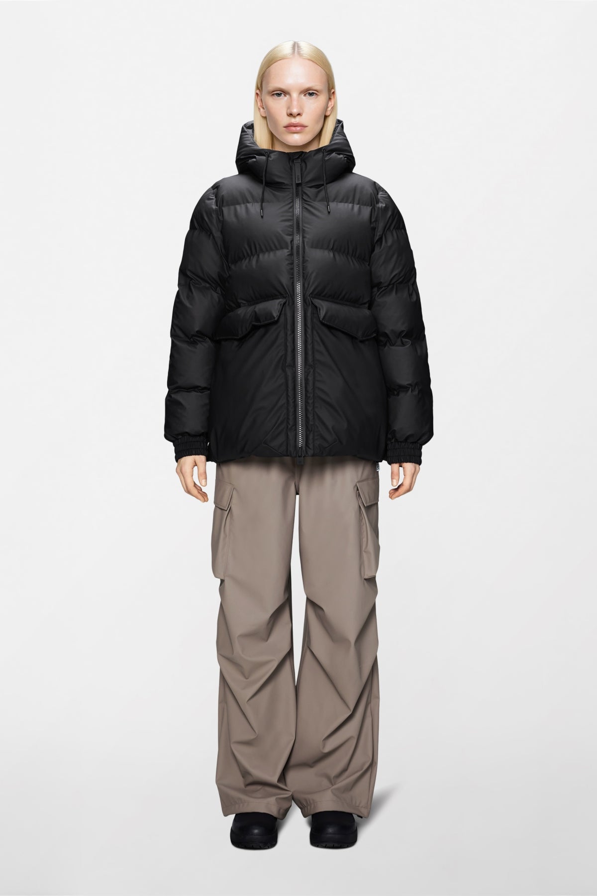 RAINS 16980R ALTA LINE PUFFER JACKET W3T3 en color NEGRO (1)