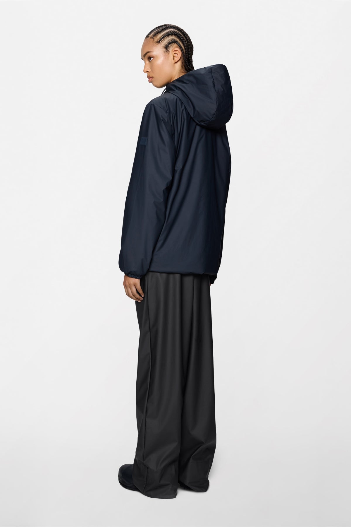 RAINS LOHJA INSULATED JACKET en color AZUL (2)