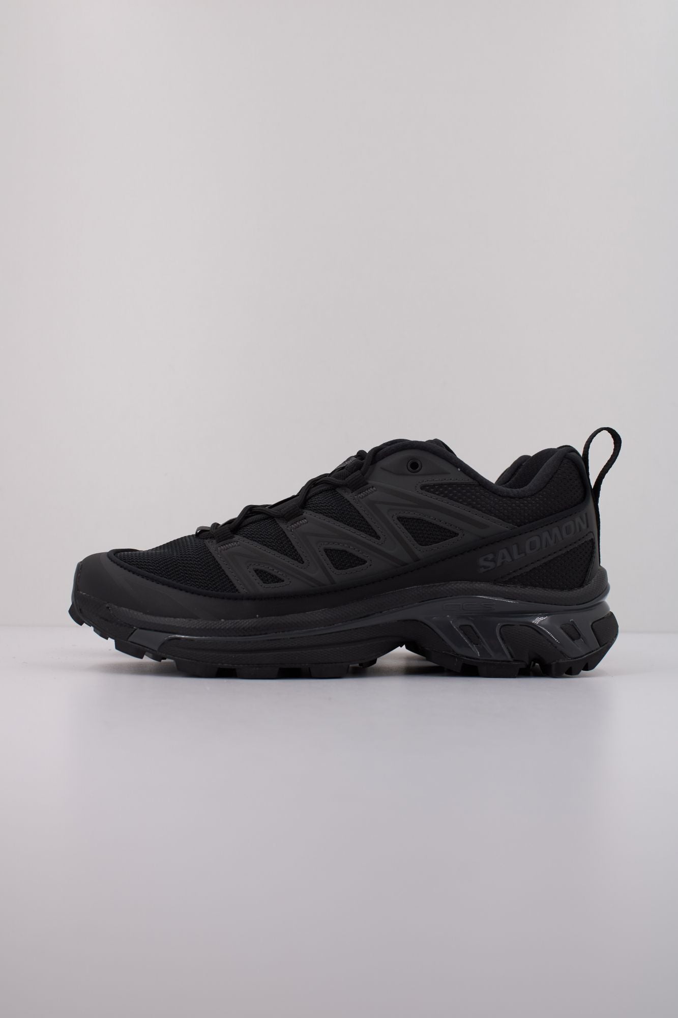 SALOMON BAJO XT 6 EXPANSE en color NEGRO (1)