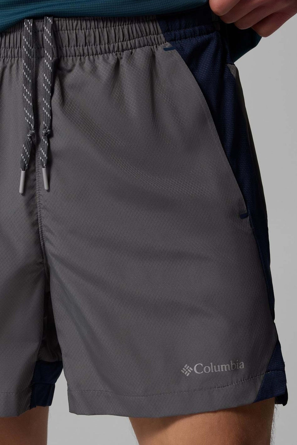 COLUMBIA TREE PITCH SHORT en color GRIS (4)
