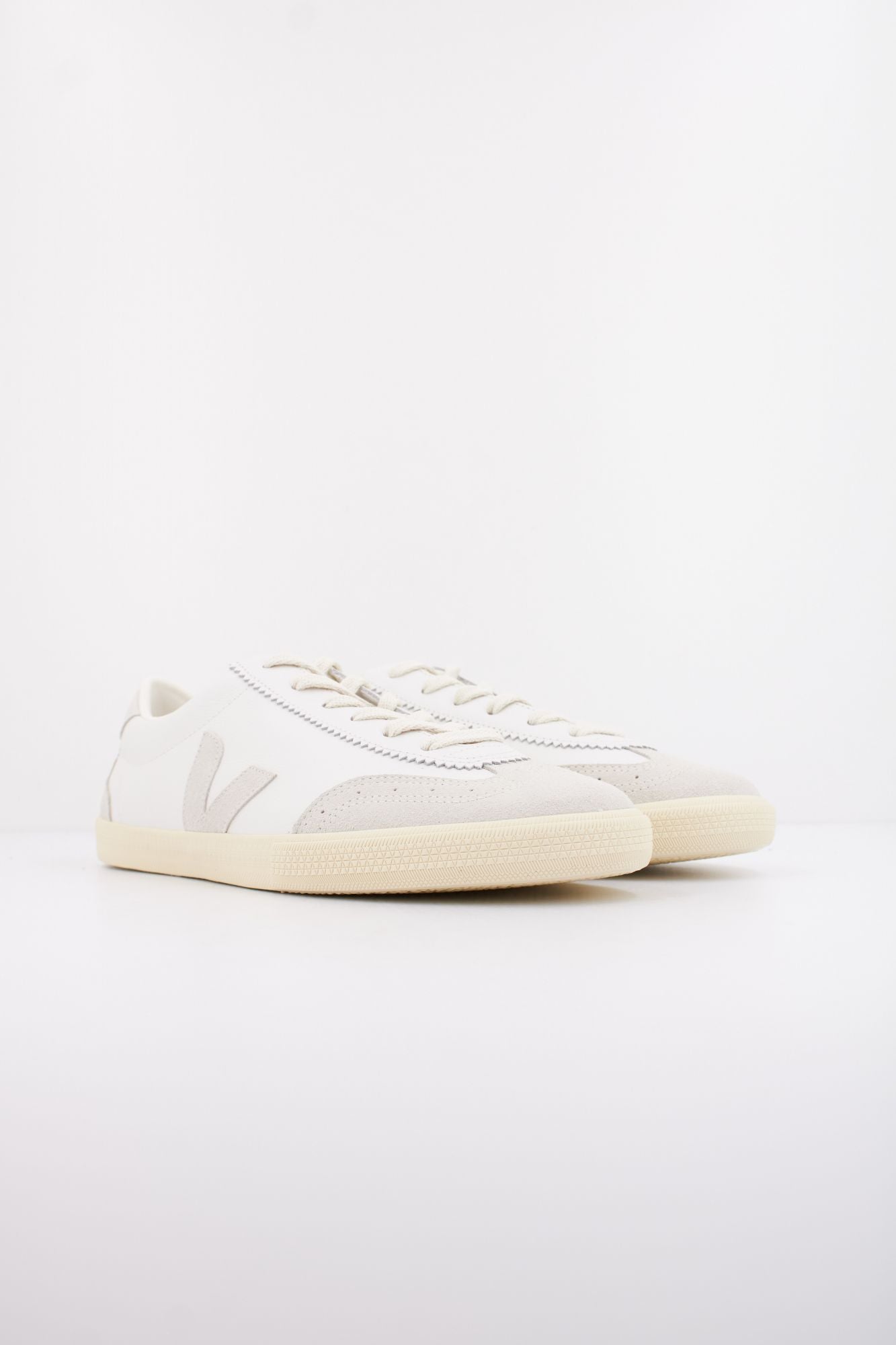VEJA VOLLEY OT en color BLANCO (2)
