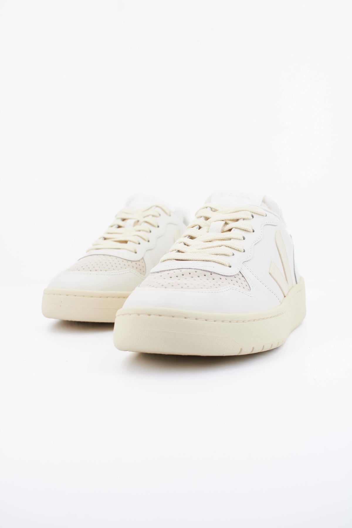VEJA V10 PRIME en color BEIS (2)