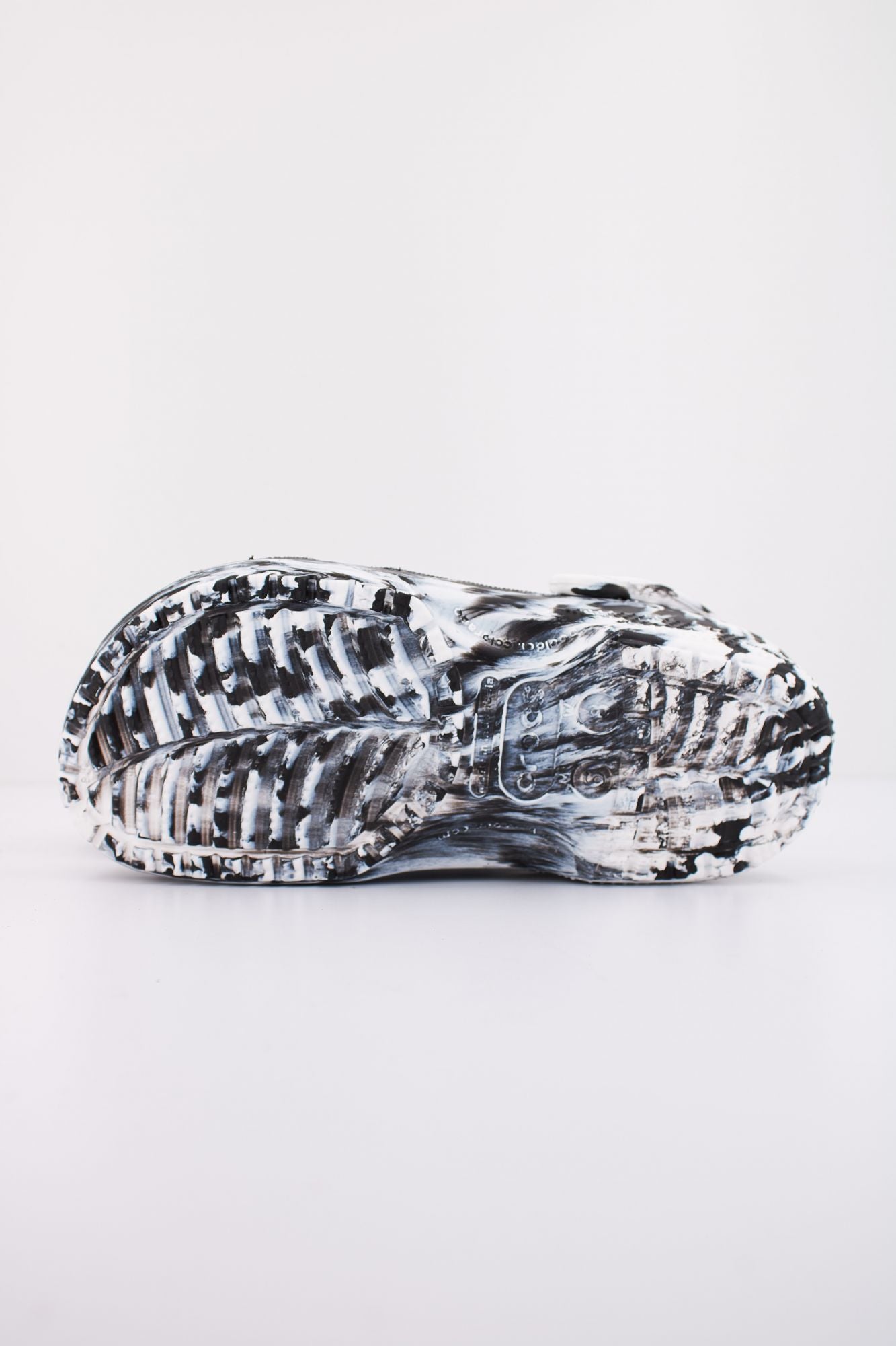 CROCS CLASSIC MARBLED CLOG en color NEGRO (4)