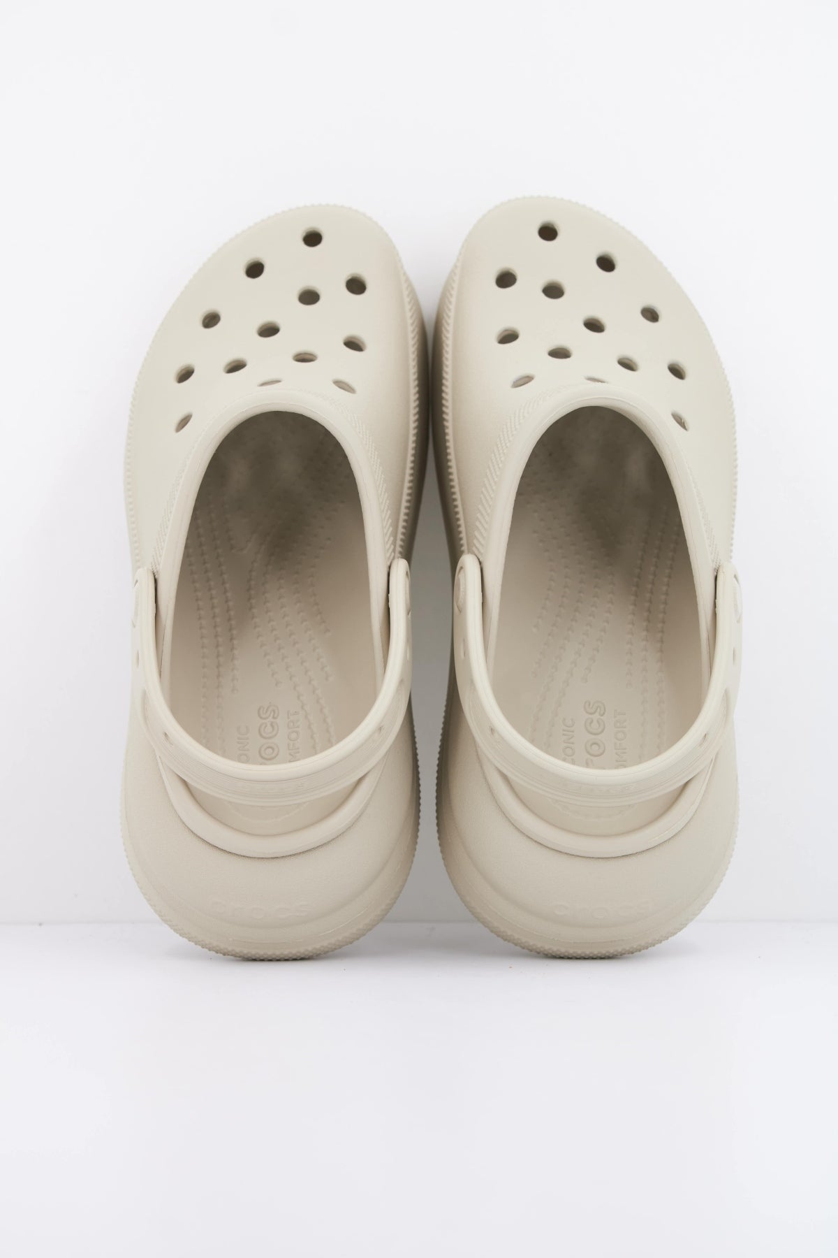 CROCS CRUSH CLOG en color MARRON CLARO (3)
