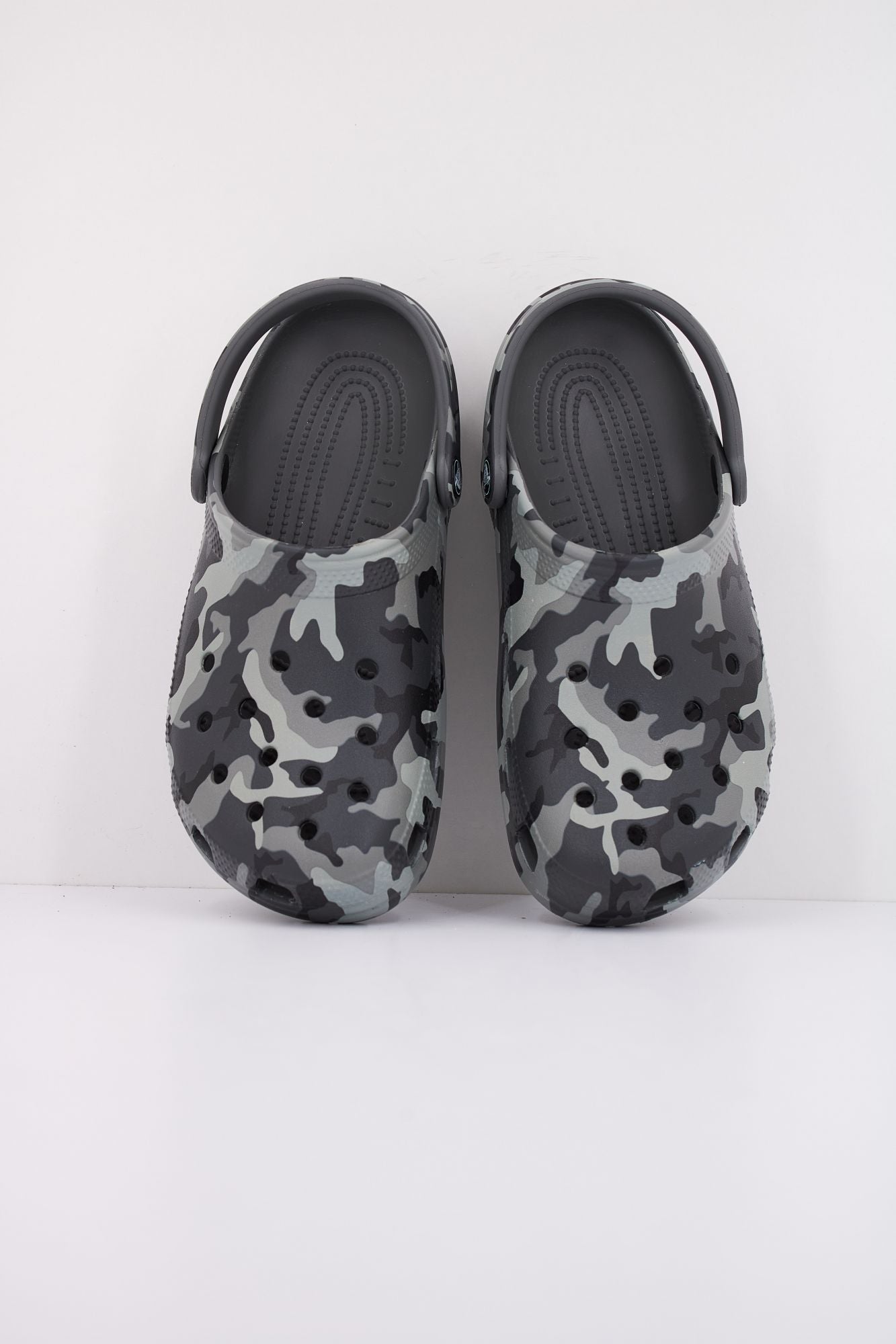 CROCS CLASSIC PRINTED CAMO CLOG en color GRIS (3)