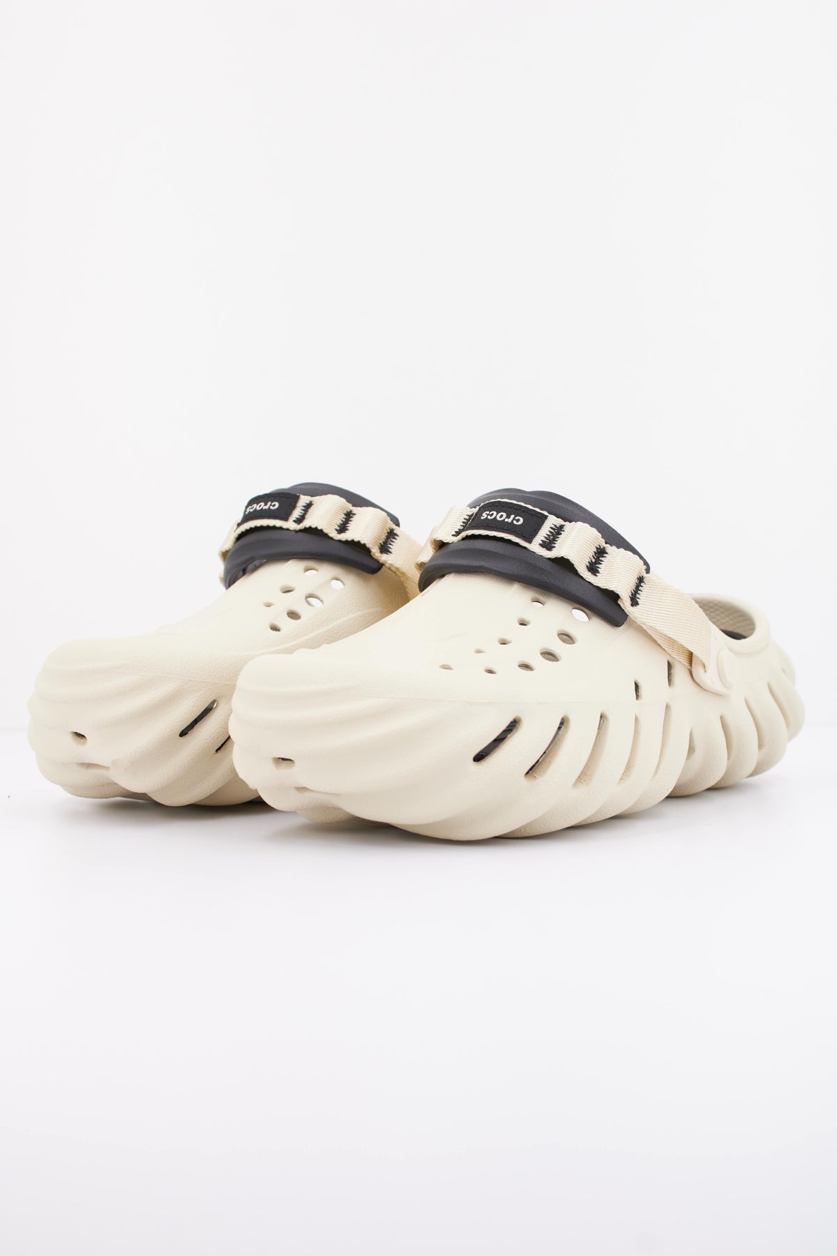 CROCS ECHO CLOG en color BEIS (2)