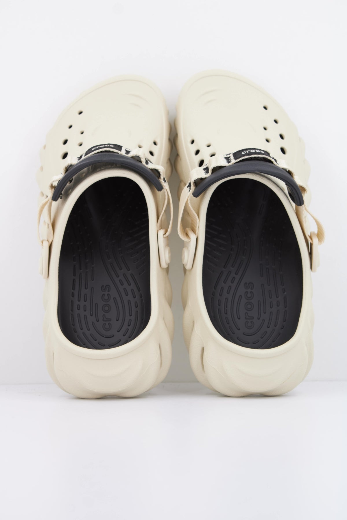 CROCS ECHO CLOG en color BEIS (3)