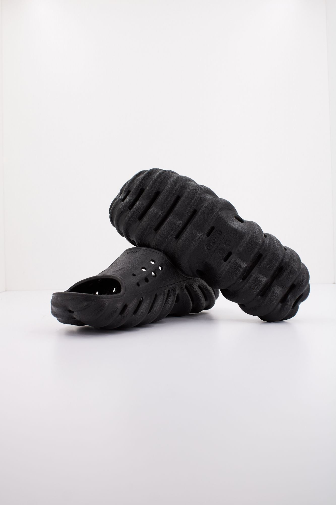 CROCS ECHO SLIDE en color NEGRO (4)
