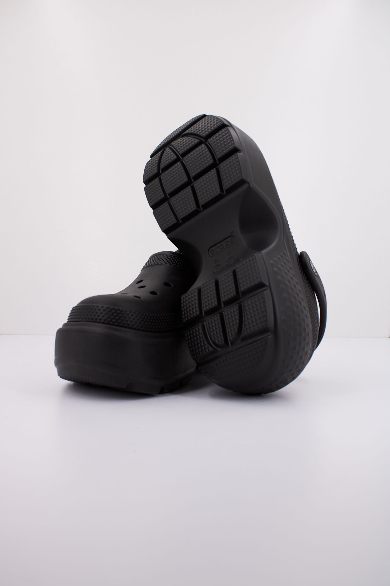 CROCS STOMP CLOG en color NEGRO (5)