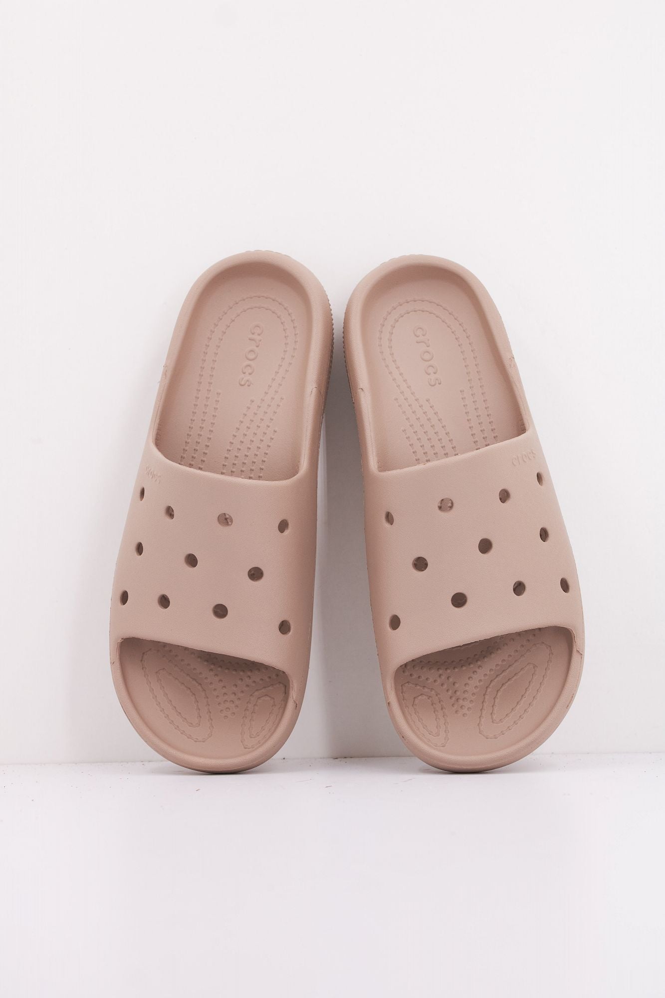 CROCS  CLASSIC SLIDE V2 U en color MARRON (3)