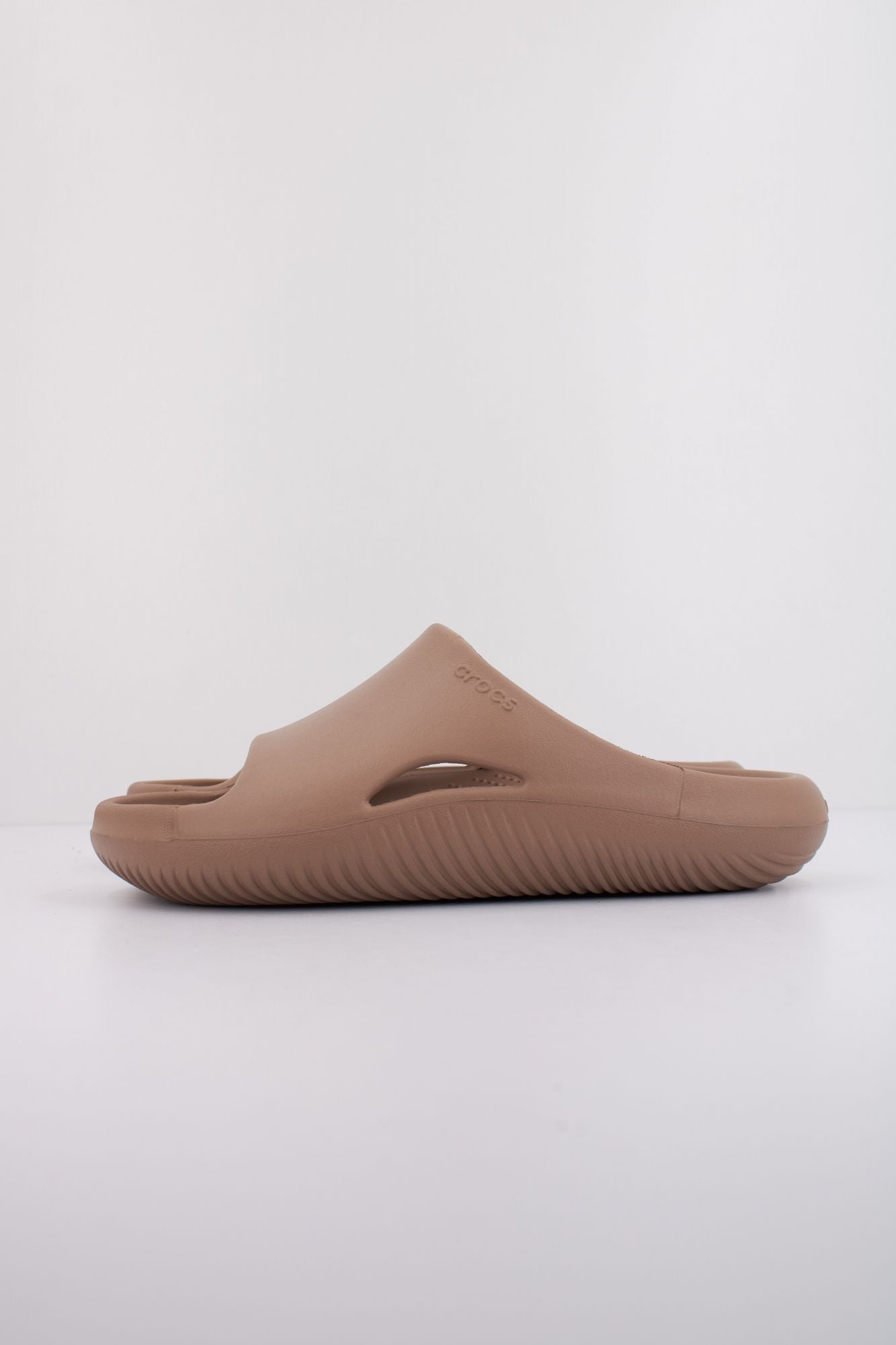 CROCS MELLOW RECOVERY SLIDE en color MARRON (1)