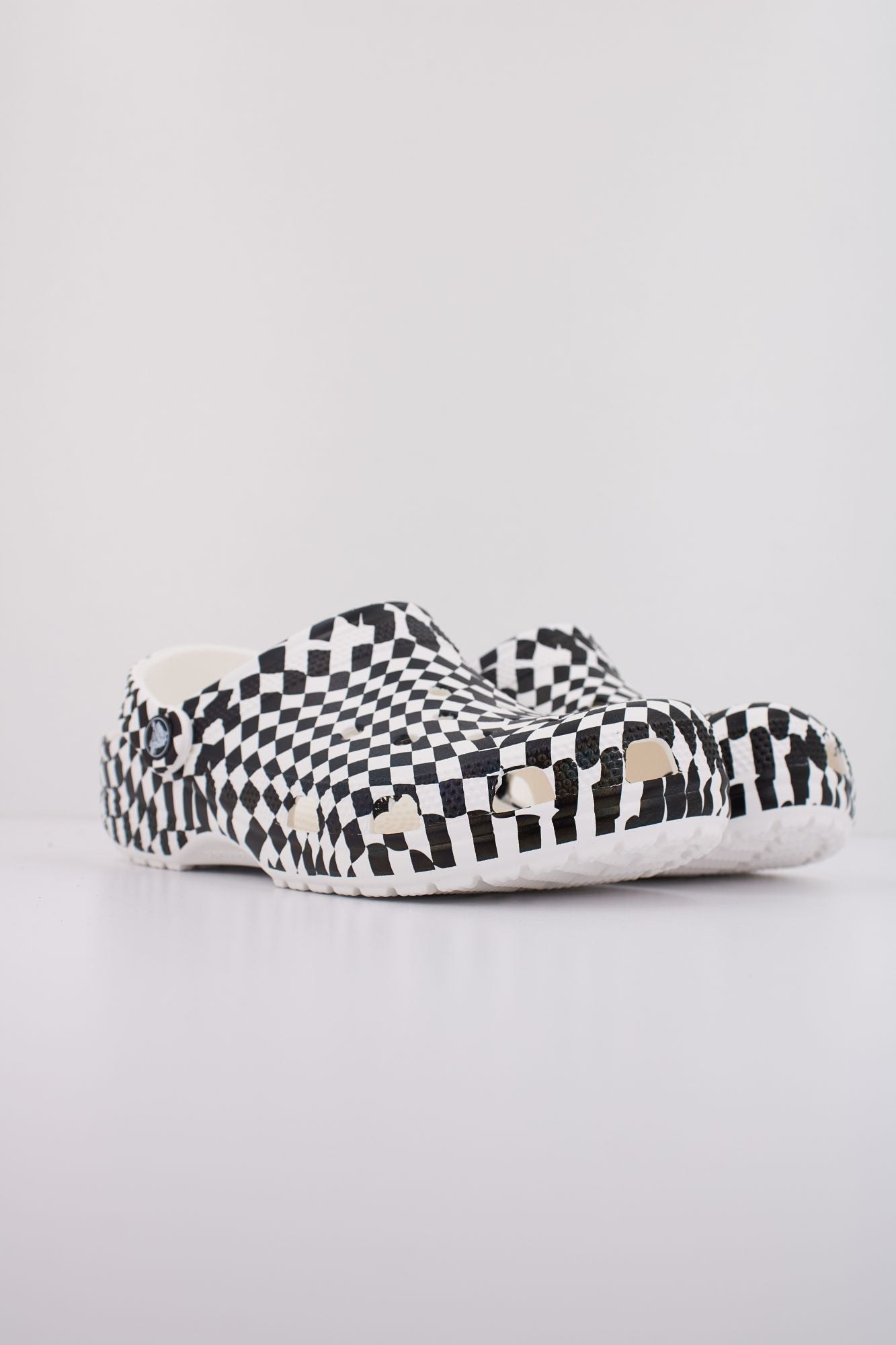 CROCS CLASSIC WARPED CHECKER CLOG en color BLANCO (2)