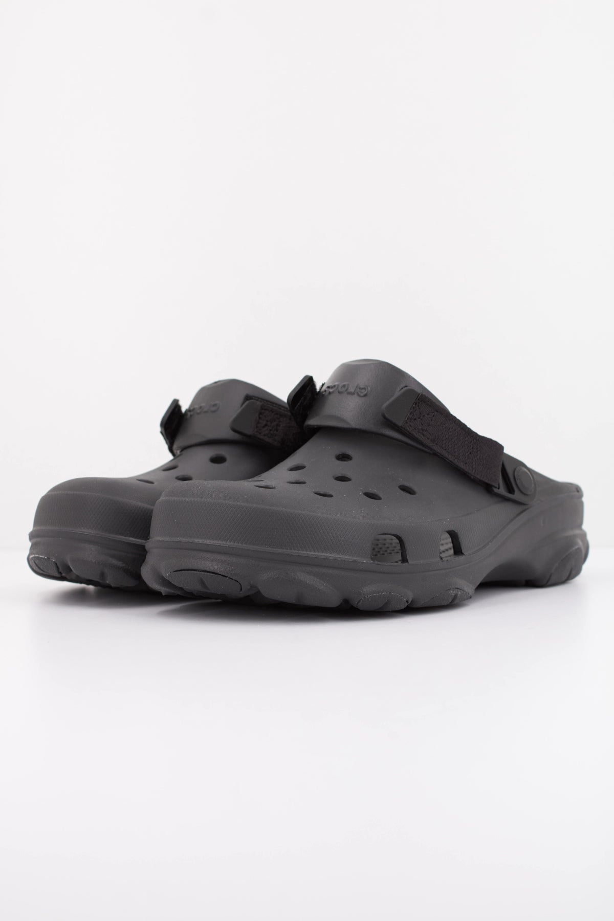 CROCS ALL-TERRAIN CLASSIC en color NEGRO (2)