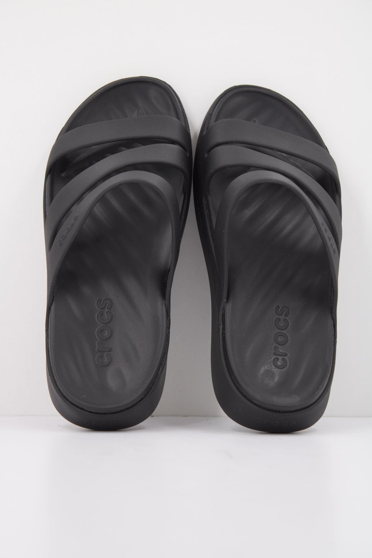 CROCS GETAWAY STRAPPY en color NEGRO (3)
