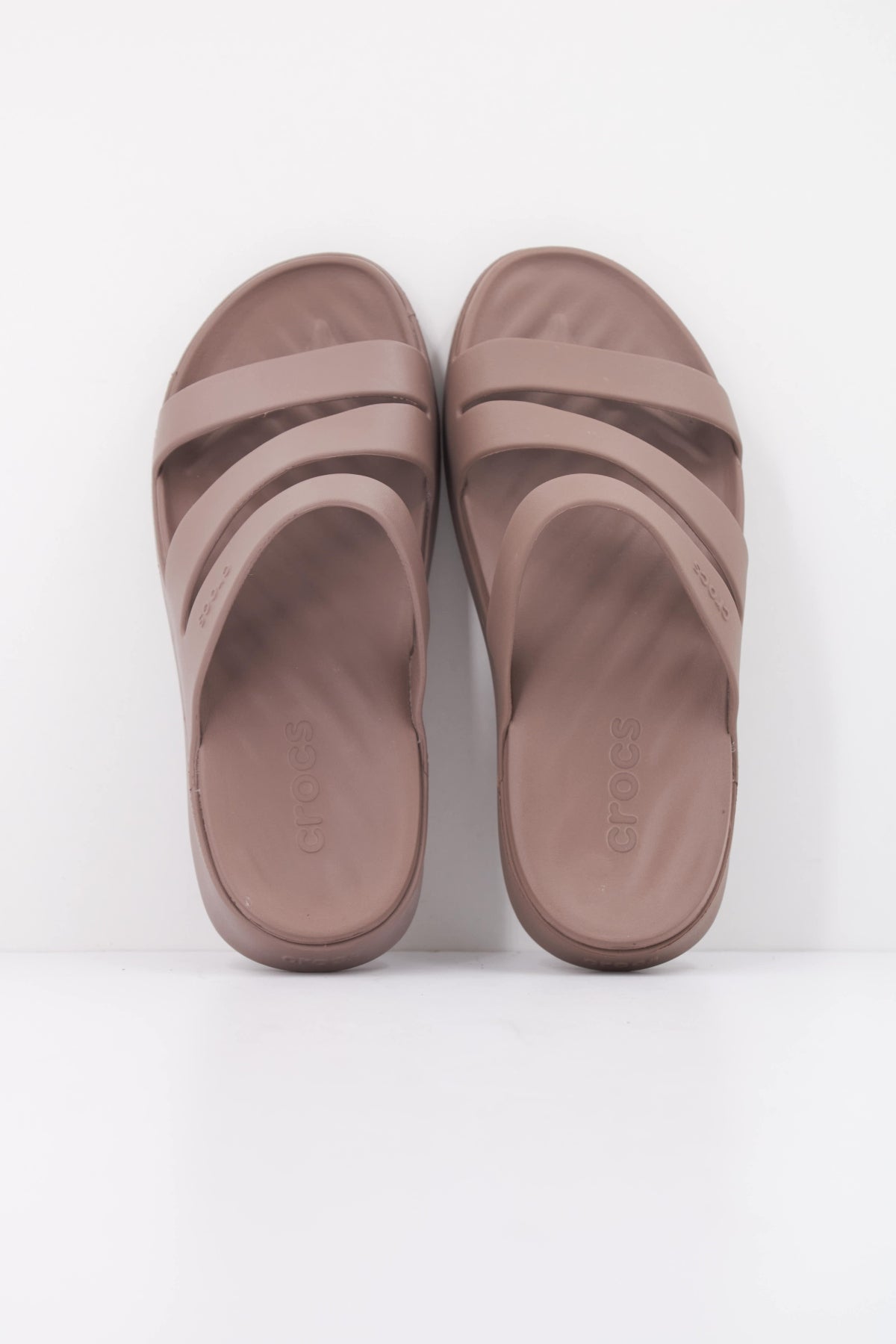 CROCS GETAWAY STRAPPY en color MARRON (3)